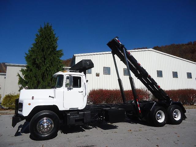 very nice and clean 1994 MACK / Galbreath DM690S truck
