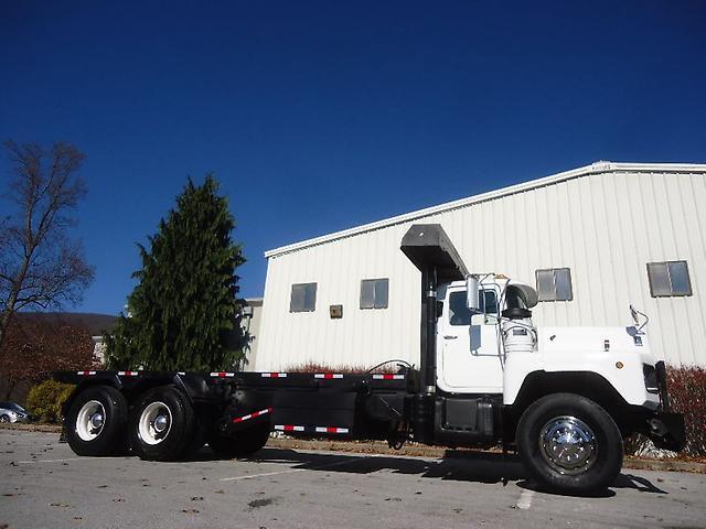 very nice and clean 1994 MACK / Galbreath DM690S truck