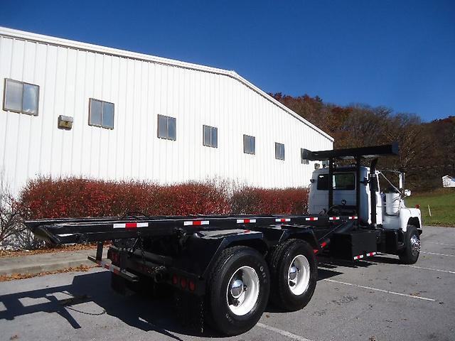 very nice and clean 1994 MACK / Galbreath DM690S truck