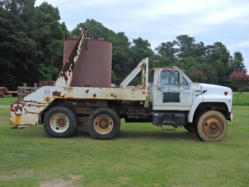 well operating 1993 Ford F900 truck