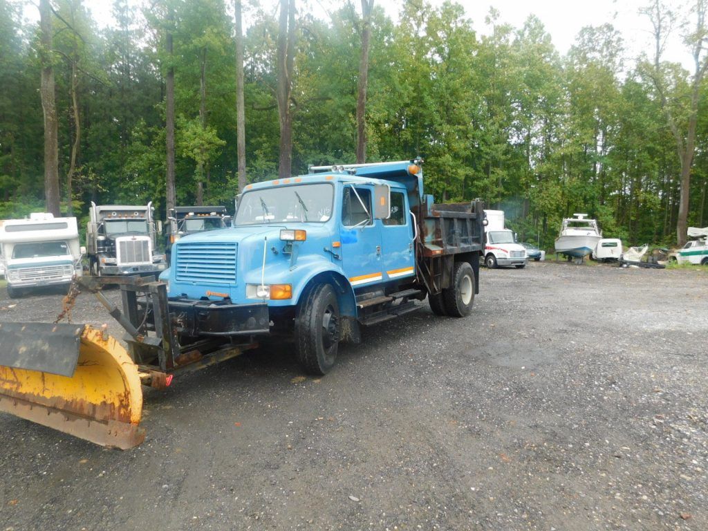 well running snow plow 1991 International 4900 truck