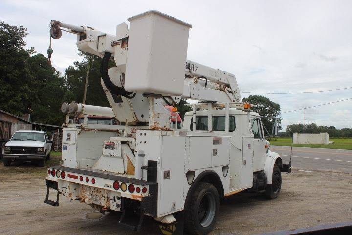 solid 1997 International 4700 truck