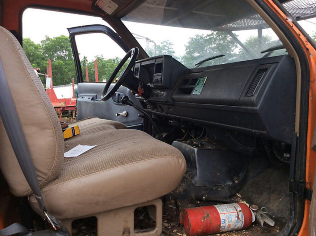 needs engine service 1998 GMC C7500 truck