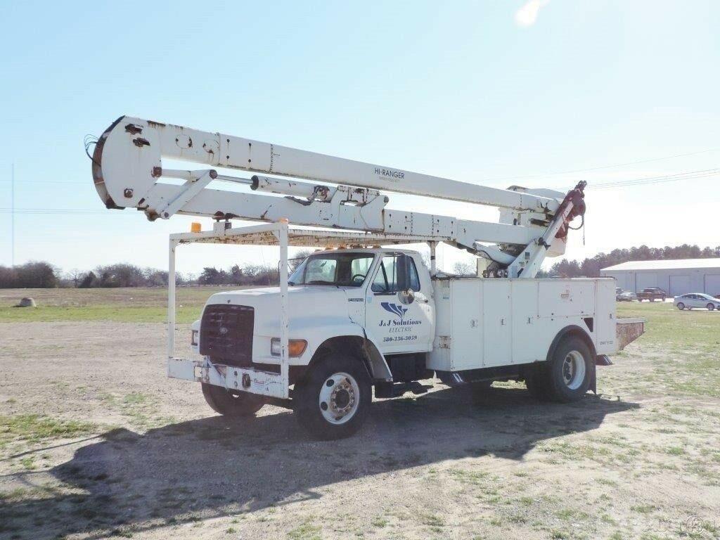 solid 1998 Ford F Series bucket truck