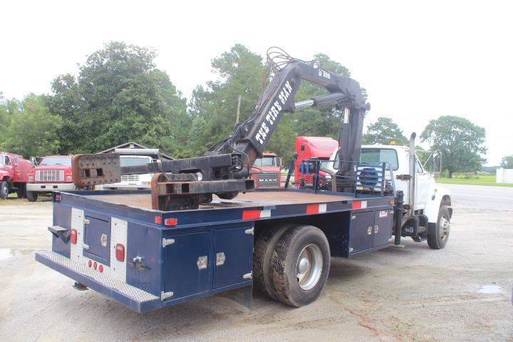 solid 1998 Ford F800 truck