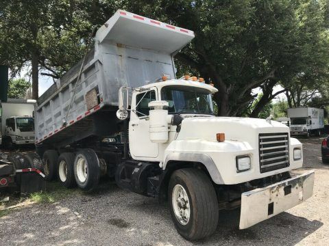 solid 1998 MACK RD690S truck for sale