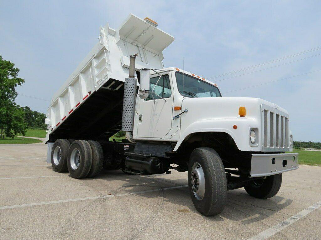 very nice 1998 International 2574 truck