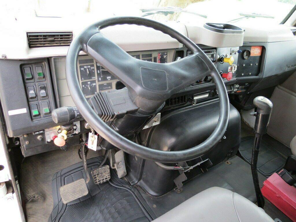 very nice 1998 International 2574 truck
