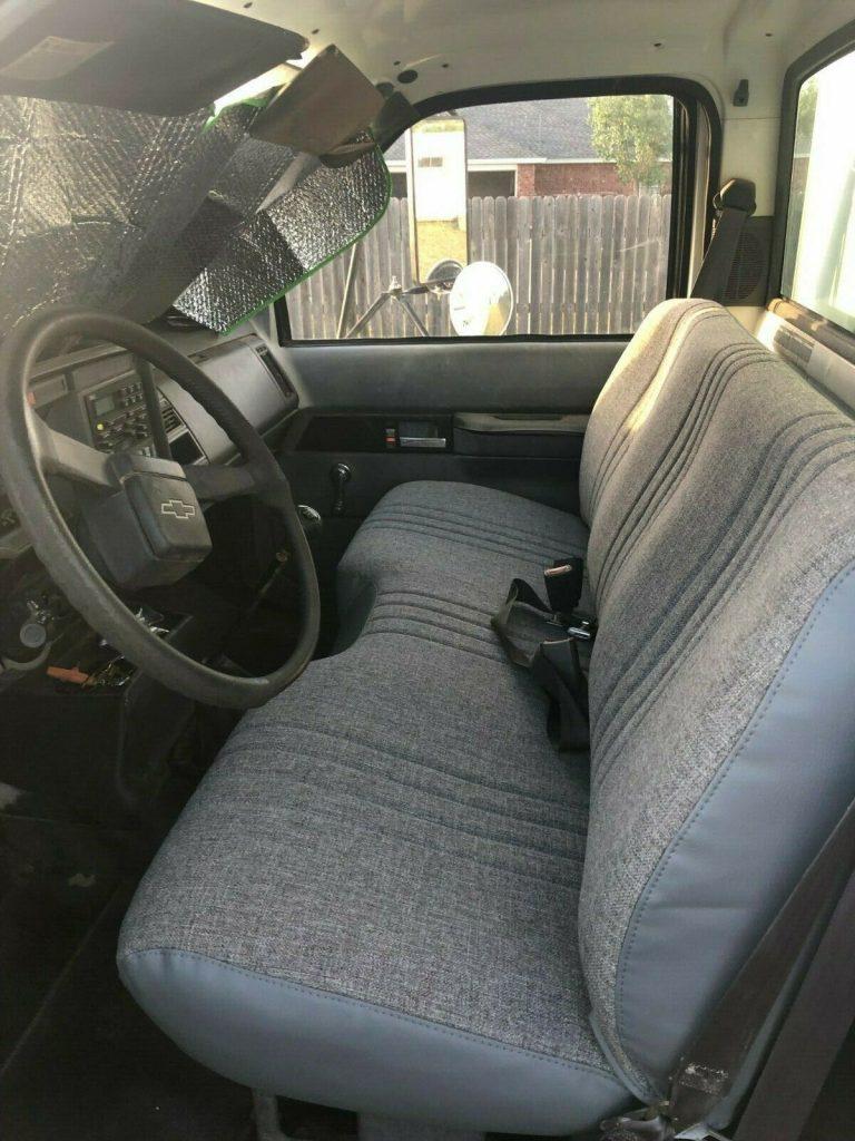 solid 2000 Chevrolet C6500 truck