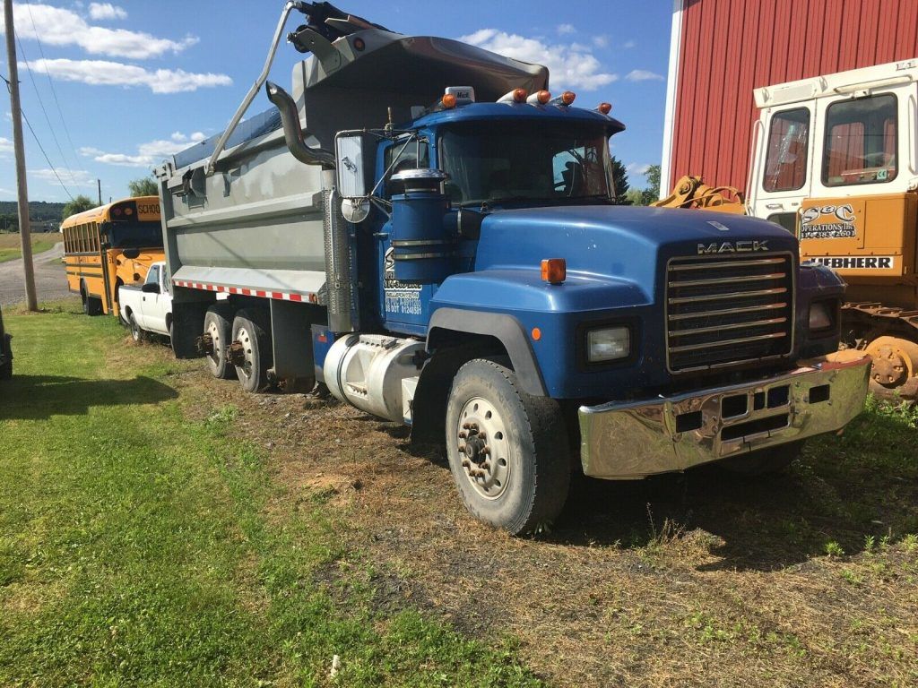 tri axle 2000 Mack truck