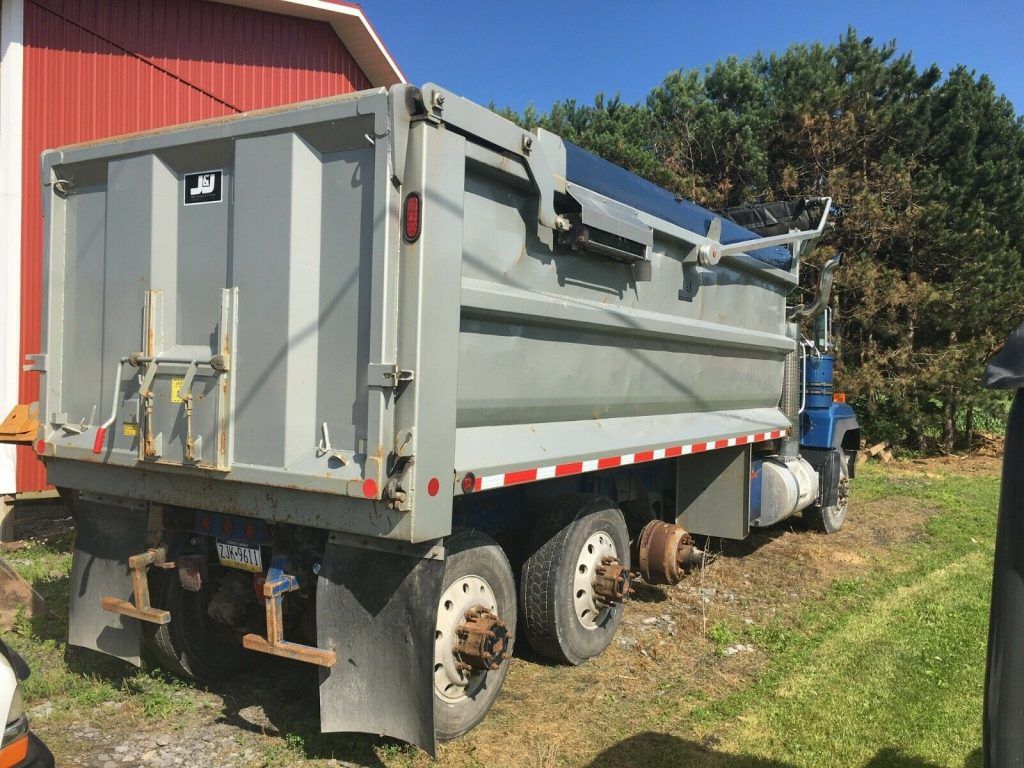 tri axle 2000 Mack truck