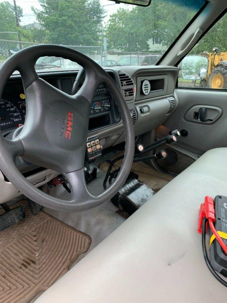 well maintained 2000 GMC wrecker tow truck