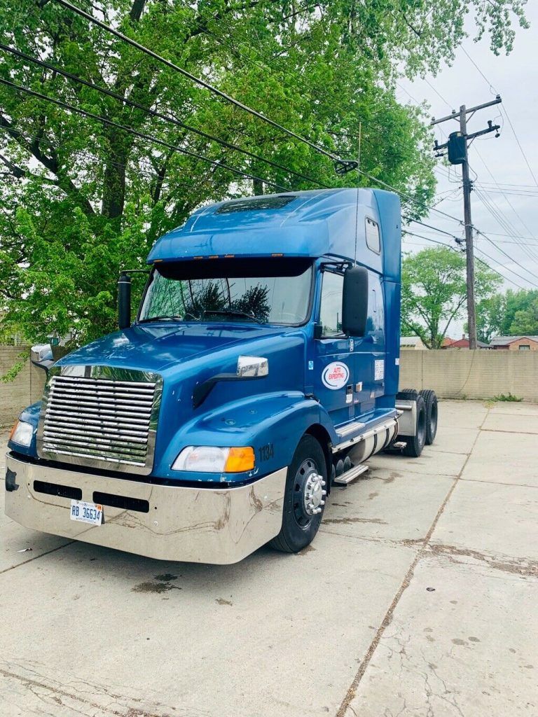 well serviced 2000 Volvo VNL660 truck