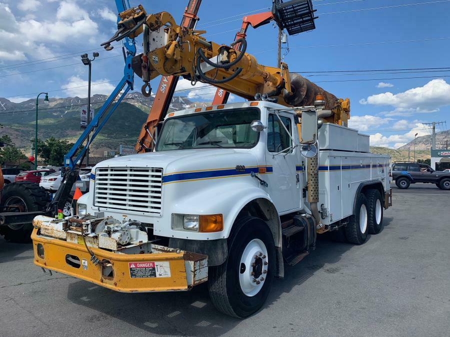 Extremely well equipped 2000 International 4900 truck