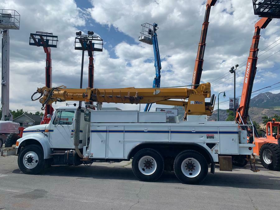 Extremely well equipped 2000 International 4900 truck