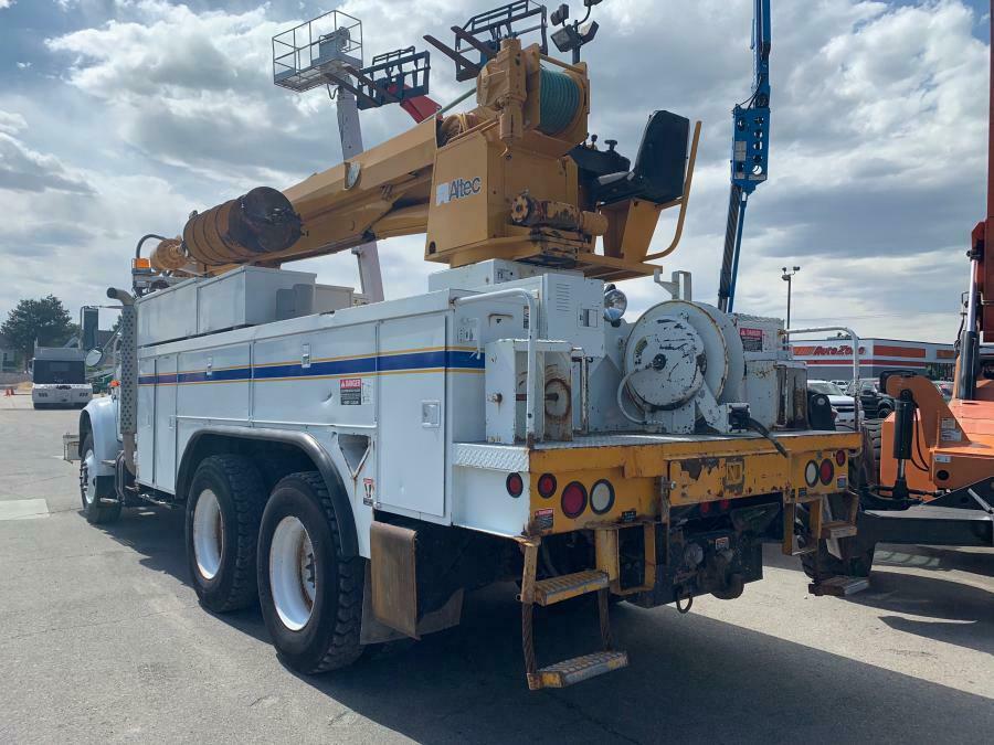 Extremely well equipped 2000 International 4900 truck