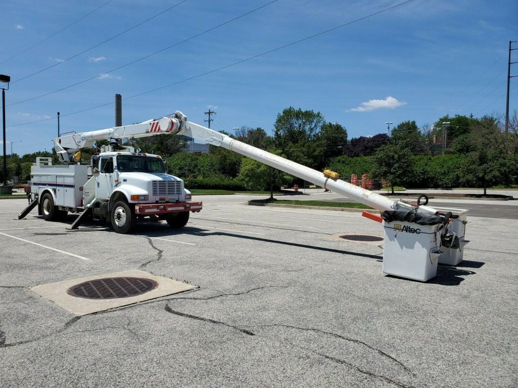 low mileage 2000 International 4700 truck