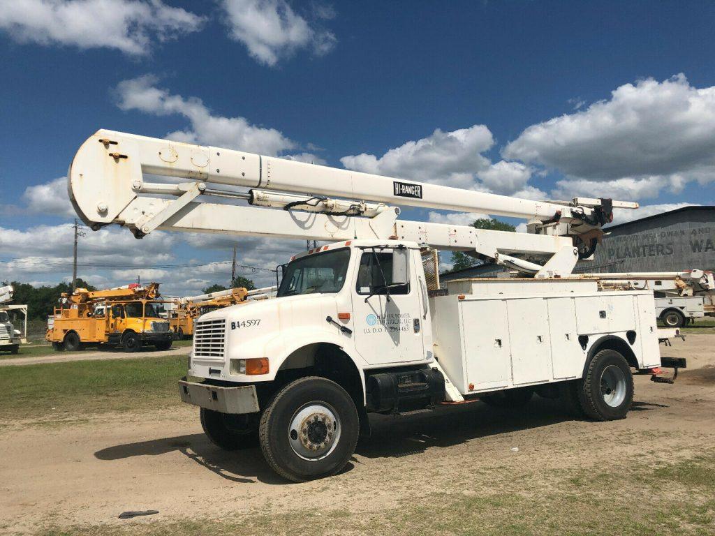 low miles 2000 International 4800 Bucket Boom Truck