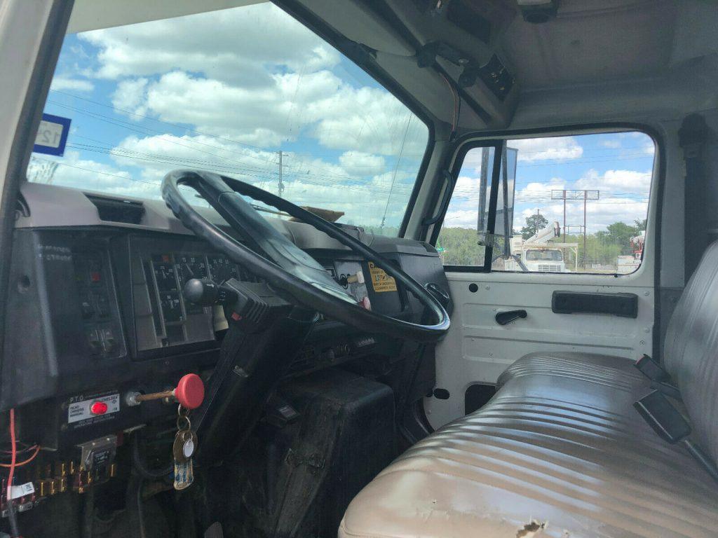 low miles 2000 International 4800 Bucket Boom Truck