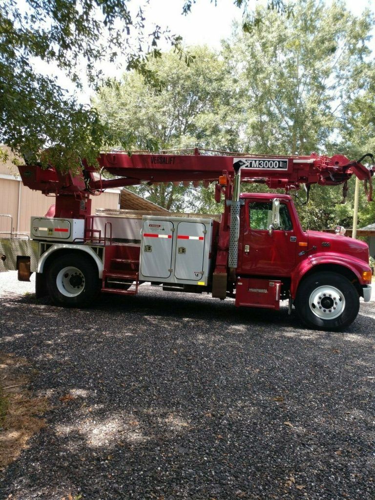 low miles 2000 International 4900 Digger truck