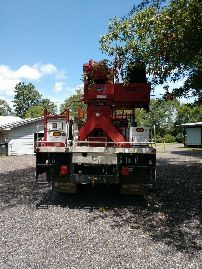 low miles 2000 International 4900 Digger truck