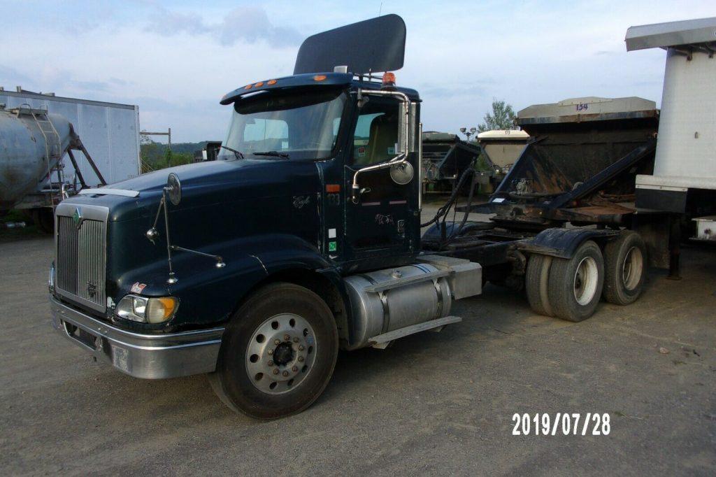 solid 2000 International 9400 truck