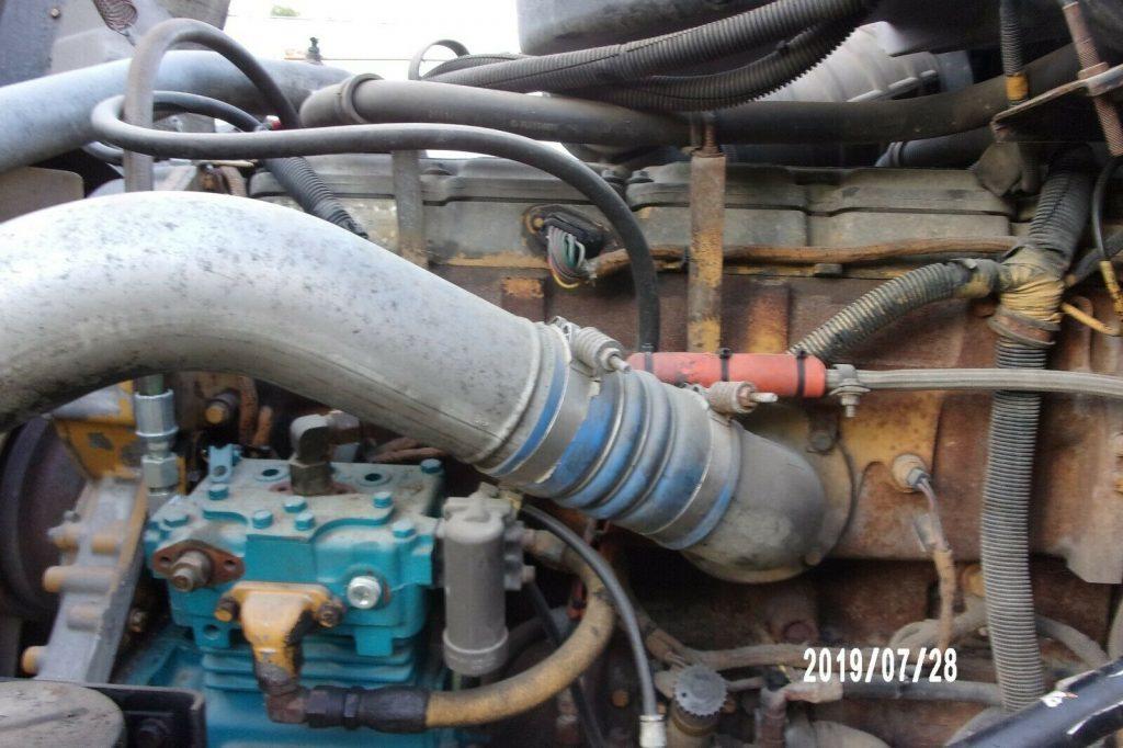 solid 2000 International 9400 truck