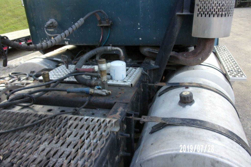 solid 2000 International 9400 truck