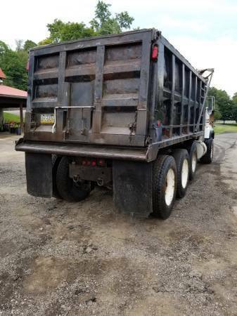 ready for work 2001 Mack RD688S truck