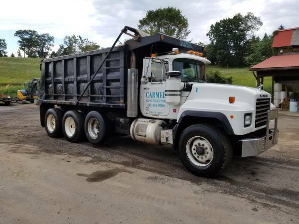 ready for work 2001 Mack RD688S truck