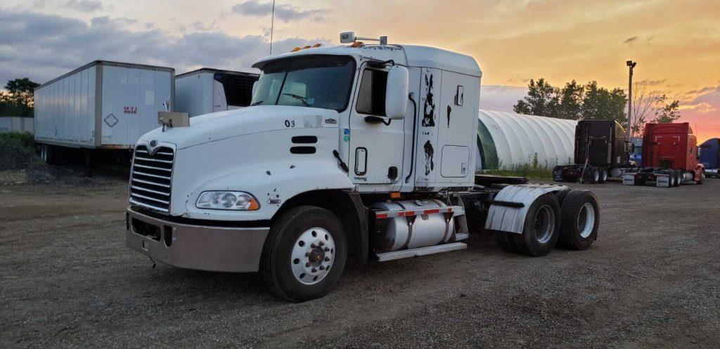 strong 2001 Mack Vision CXN613 truck