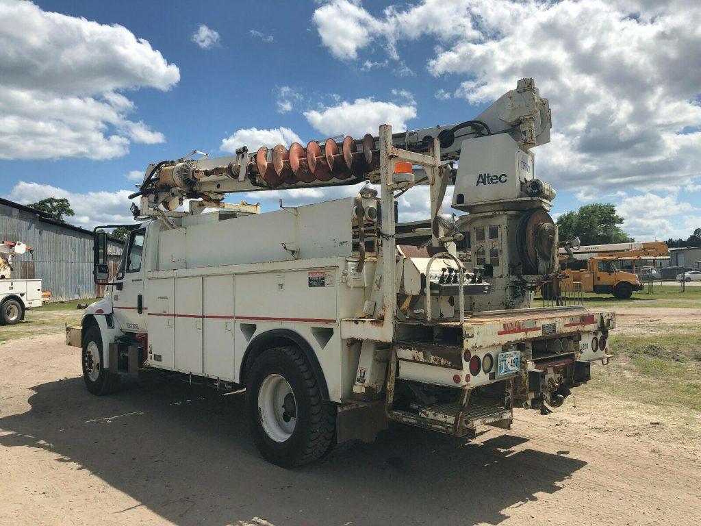 digger 2003 International 4400 truck