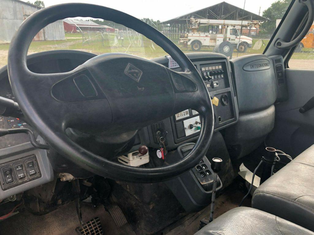 digger 2003 International 4400 truck