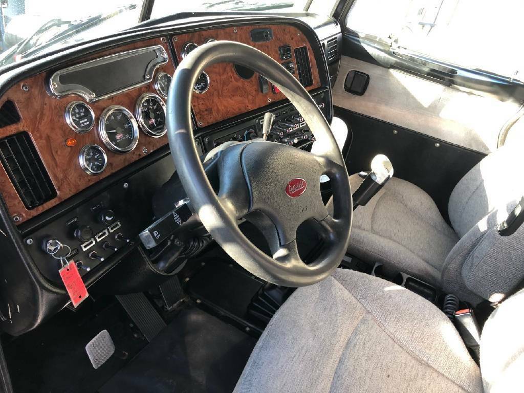 very nice 2003 Peterbilt 379 Conventional truck