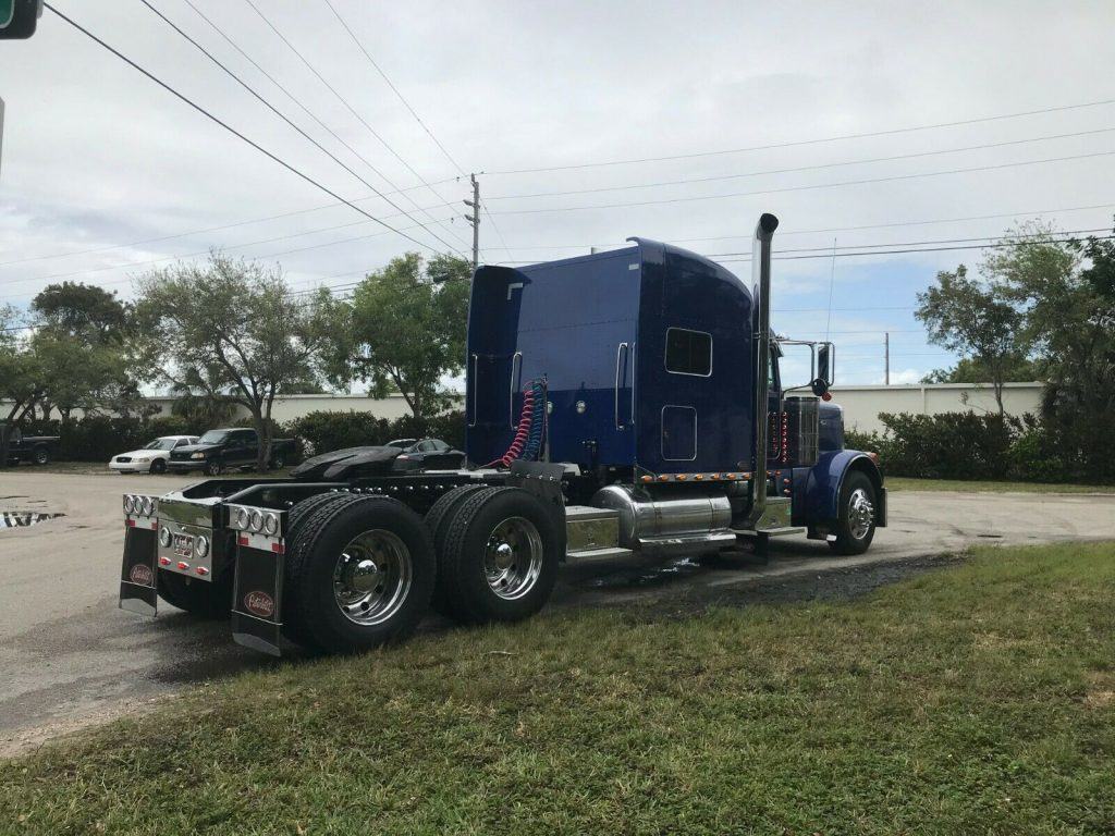 well maintained 2007 Peterbilt 379 truck