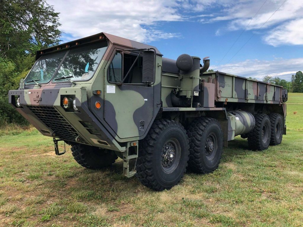 strong 1985 Oshkosh M985 HEMMT military truck