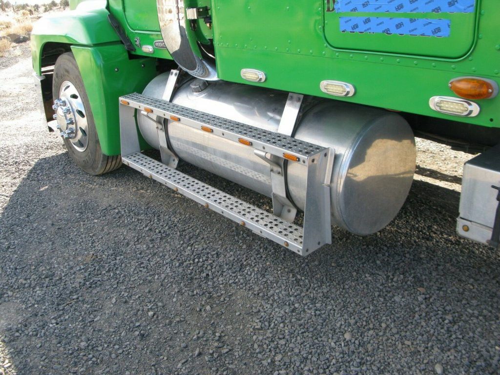 2000 Freightliner FLD 120 Condo [new parts installed]