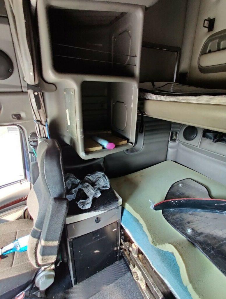 2013 Kenworth T700 truck [very well maintained]