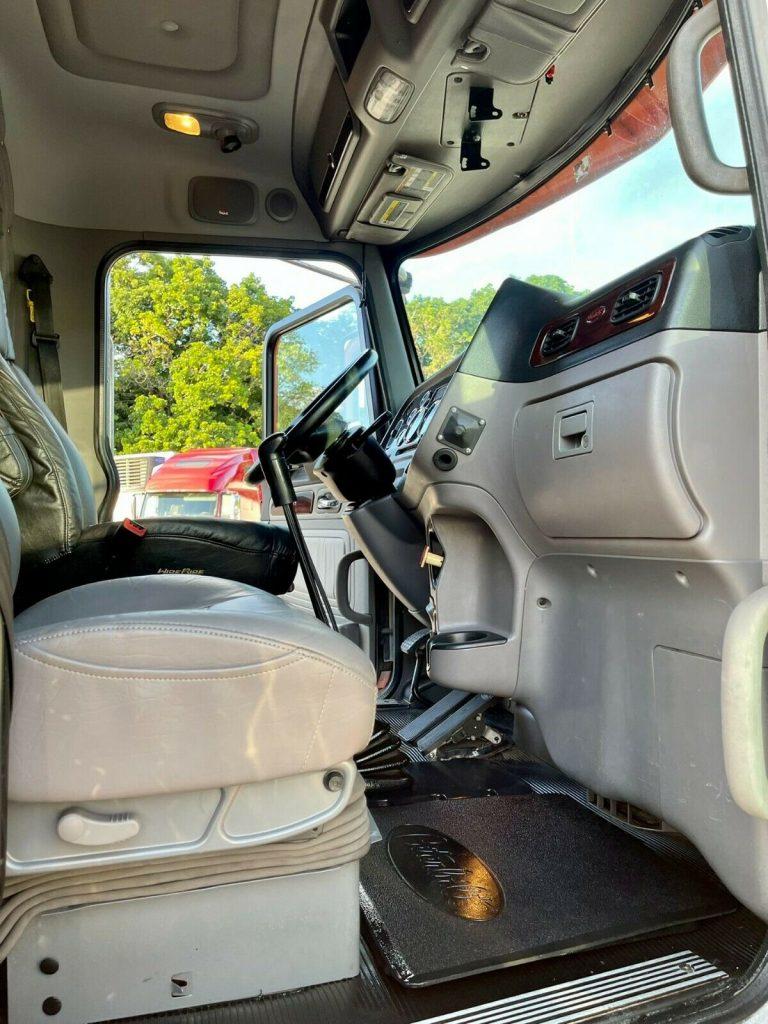2014 Peterbilt 386 truck [very clean and loaded]