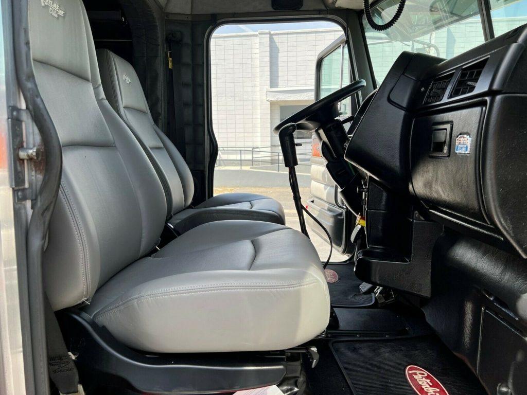 2001 Peterbilt 379 Sleeper truck [like new]