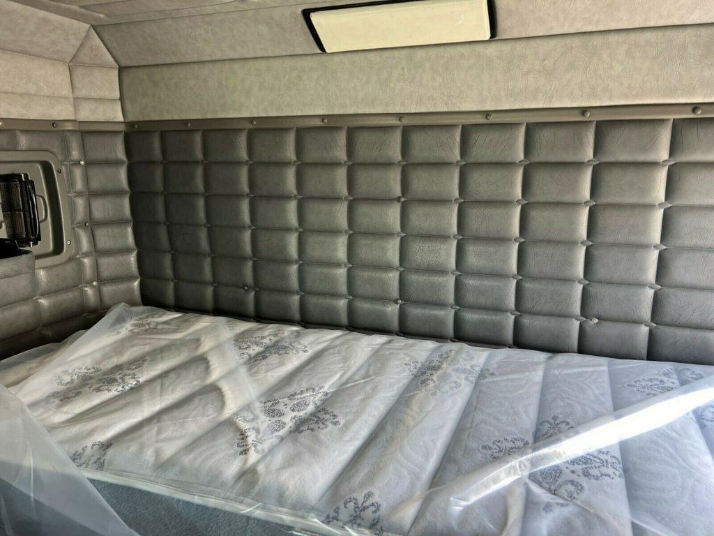 2001 Peterbilt 379 Sleeper truck [like new]