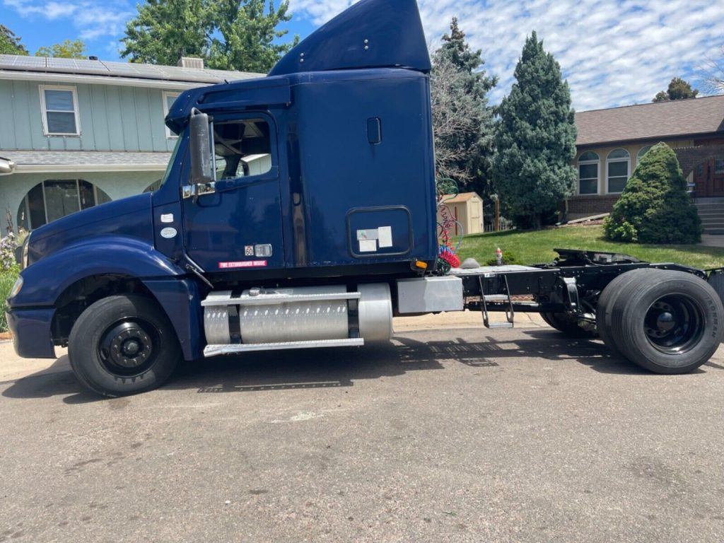 2009 Freightliner Columbia Semi truck [drives long distances with no issues]
