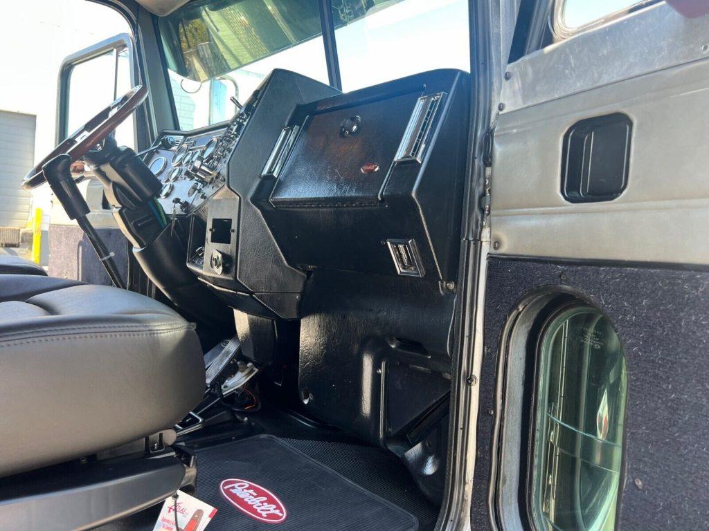 1999 Peterbilt 379 EXHD Sleeper truck [super clean rig]
