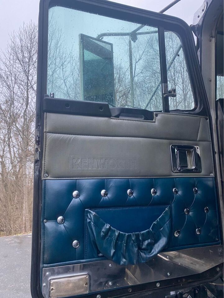 2000 Kenworth W900L Stuido Sleeper truck [new parts]