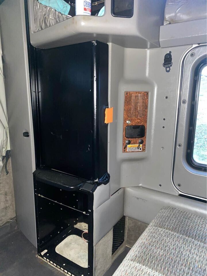 2000 Kenworth W900L Stuido Sleeper truck [new parts]