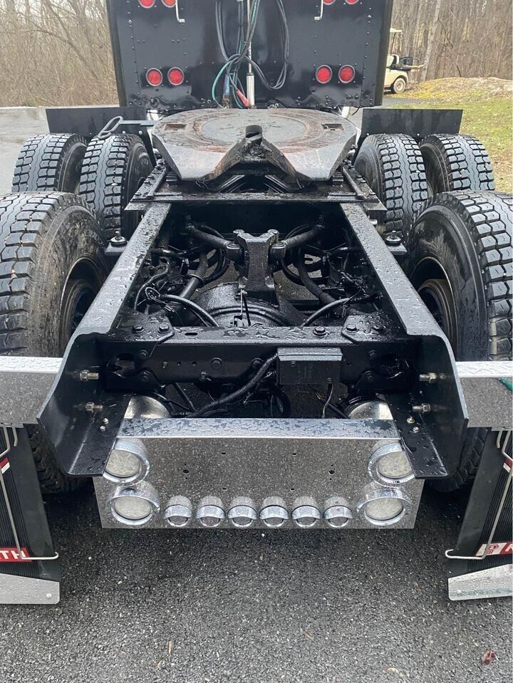 2000 Kenworth W900L Stuido Sleeper truck [new parts]