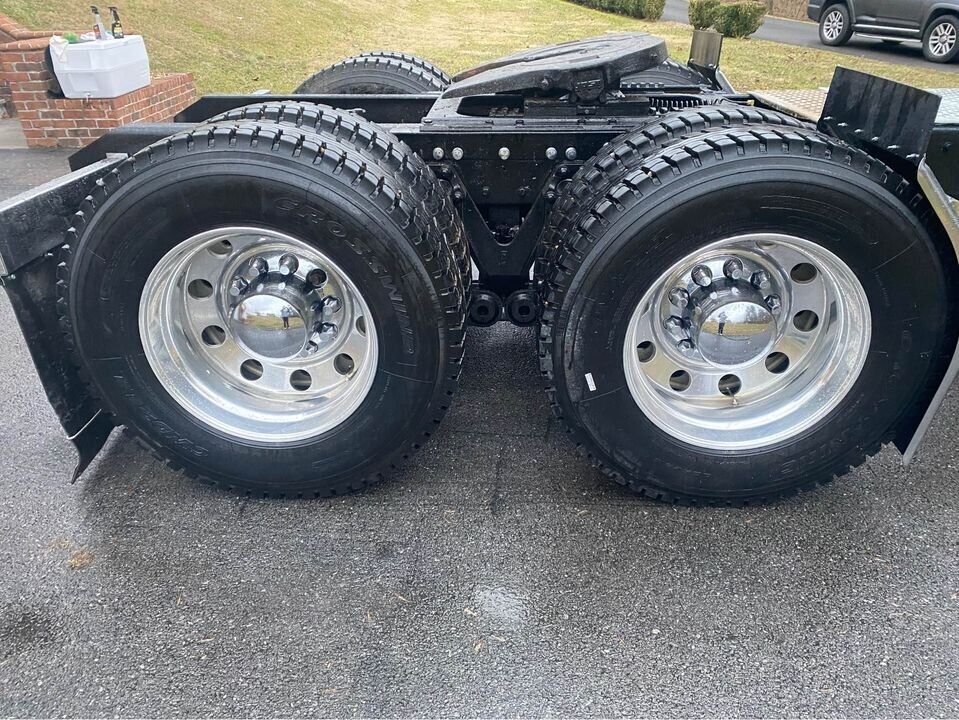 2000 Kenworth W900L Stuido Sleeper truck [new parts]