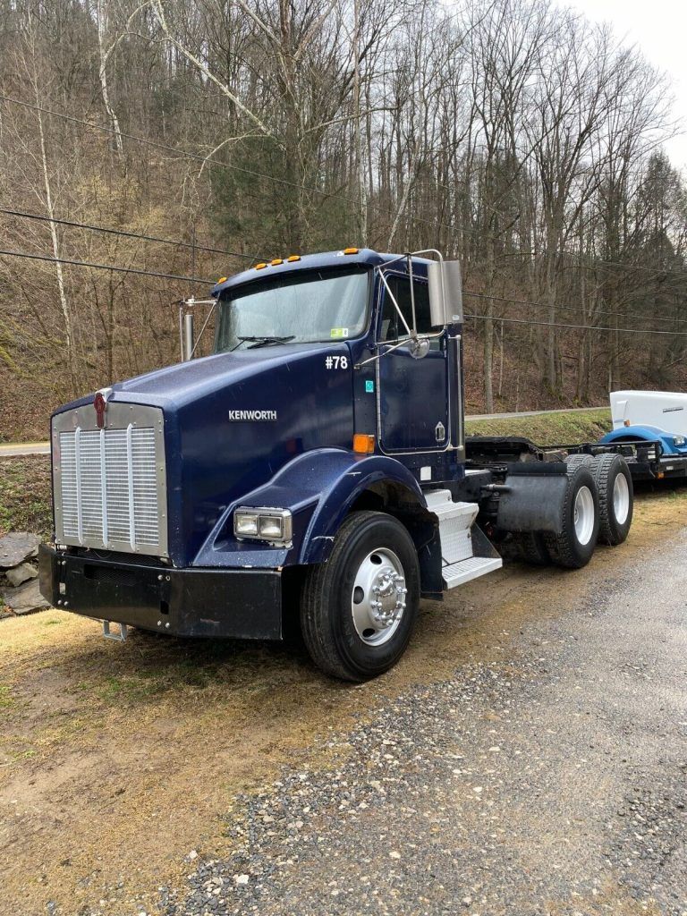 2003 Kenworth T 800 truck [engine needs work]