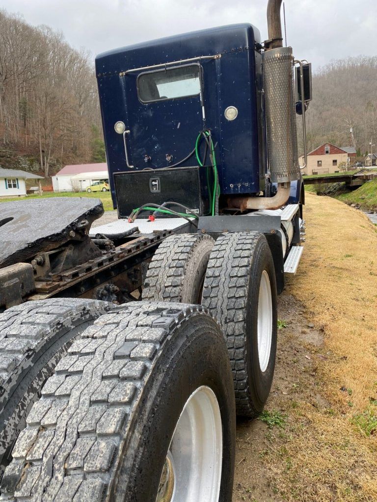 2003 Kenworth T 800 truck [engine needs work]