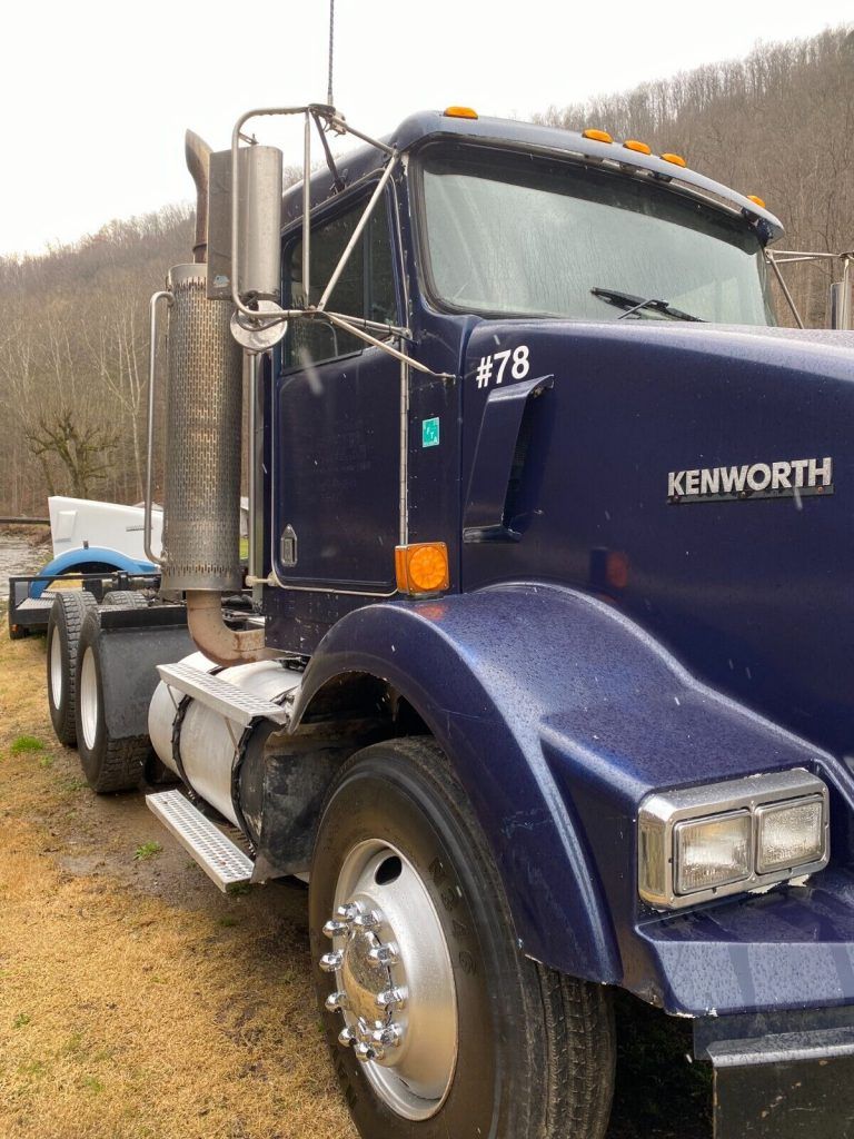 2003 Kenworth T 800 truck [engine needs work]